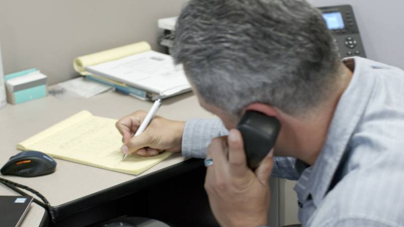 Darcoid Engineer Talking With a Customer